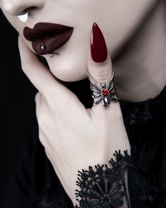 Spiderhug Ring in Mirror Steel